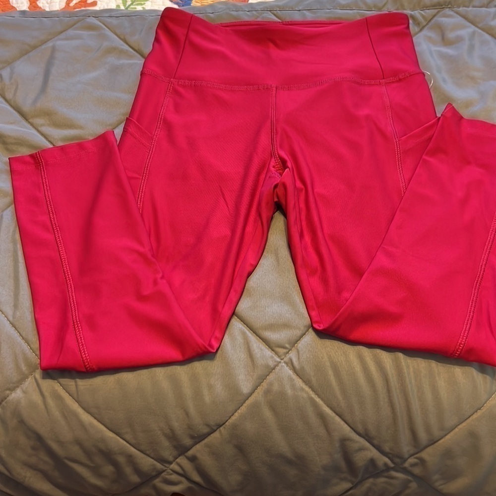 Vogo Ruby colored leggings, 2 side pockets, moisture wicking, Size S, NWT - Picture 2 of 7
